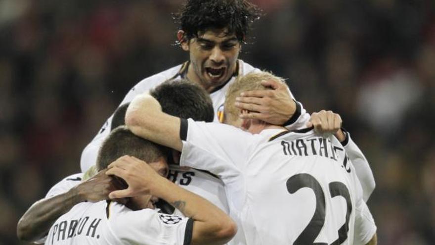 Éver Banega celebra un gol del Valencia CF con sus compañeros.