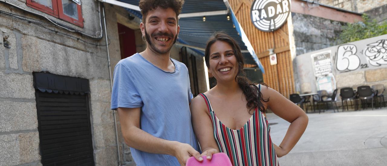 Sergio Llauger y Eva Comesaña en el barrio de Churruca