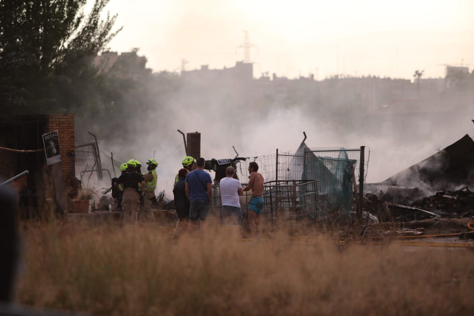 FOTOGALERÍA | Incendio en un asentamiento de infraviviendas en Zaragoza, ubicado entre el camino Cascajales y la Z-30