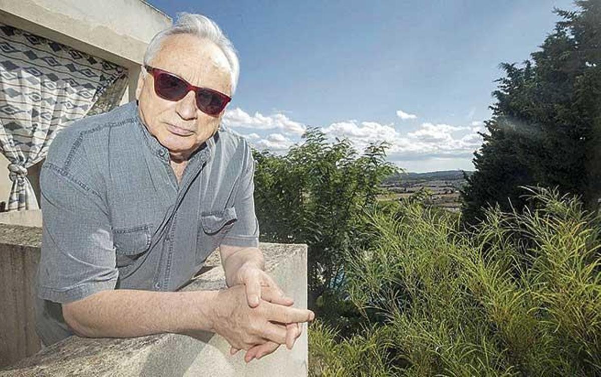 El escritor Guillem Frontera, ayer, en su casa de Ariany.