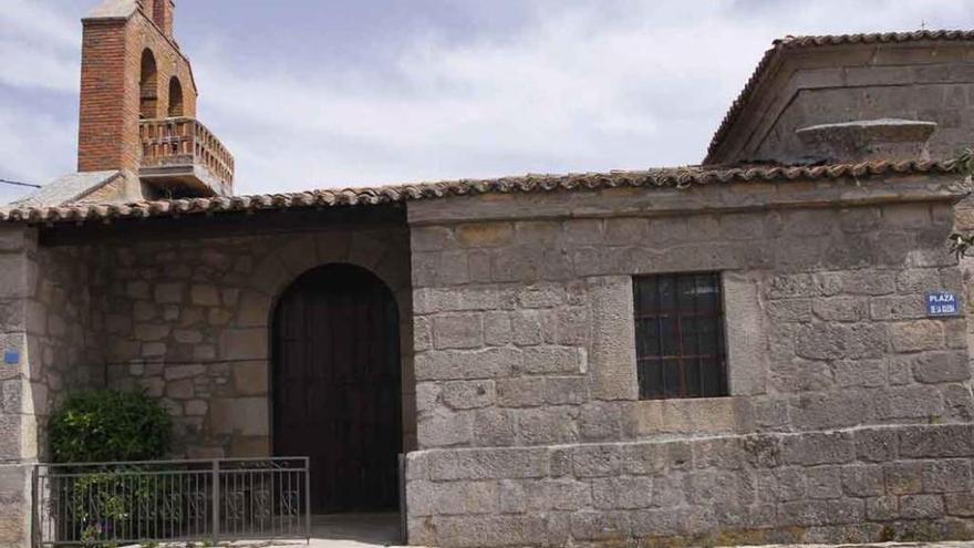 Estado anterior de la torre de la iglesia, levantada con ladrillo.