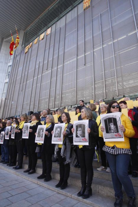 Els treballadors de la Generalitat de Girona fan un minut de silenci per protestar contra la repressió de la JEC