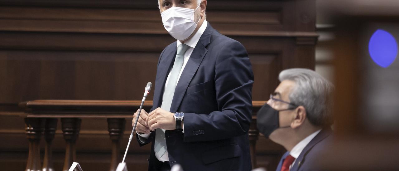 El presidente de Canarias, Ángel Víctor Torres, en la sesión de control al Gobierno en el Pleno del Parlamento.