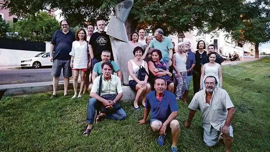 Una veintena de vecinos de Son Espanyolet junto a la escultura que Joan Lacomba tiene en su barrio.