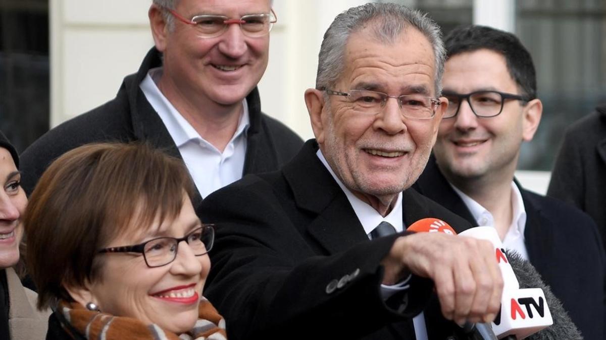 Van der Bellen, después de votar, en Viena