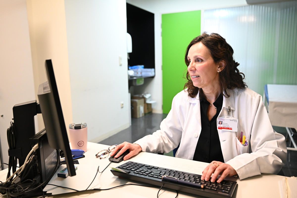 La doctora Gloria González en su consulta en el Hospital General Universitario de Elche