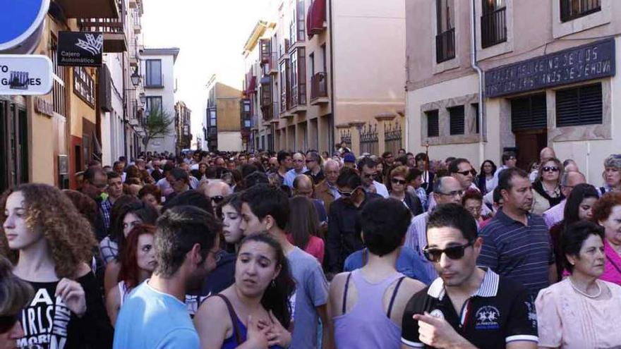 Zamoranos y turistas por el casco antiguo durante la Semana Santa del año pasado.