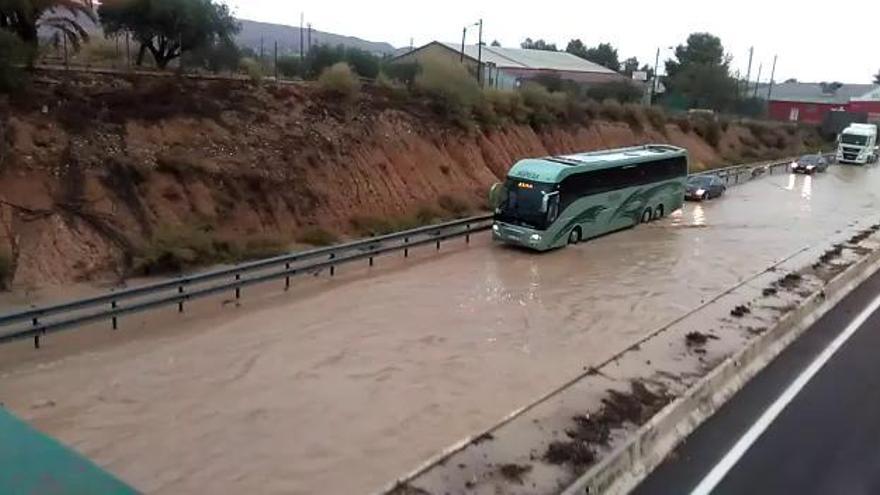 La A-7, "un río" a su paso por Librilla