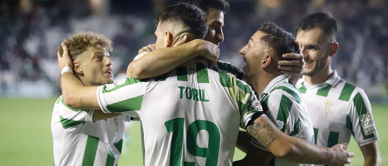 Alberto Toril, junto a sus compañeros, celebrando el gol ante el Recreativo de Huelva.
