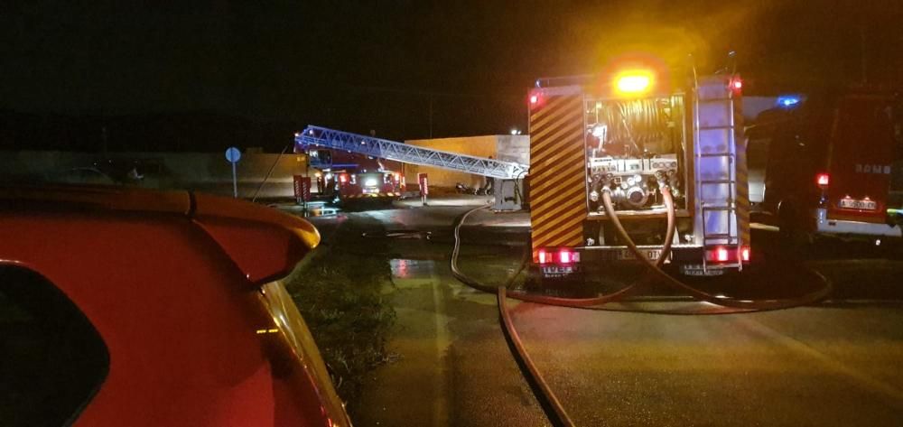 En el siniestro no se produjeron daños personales, aunque si ardió un vehículo de alta gama y la mitad de la nave de unos 200 metros cuadrados en la que se encontraban.