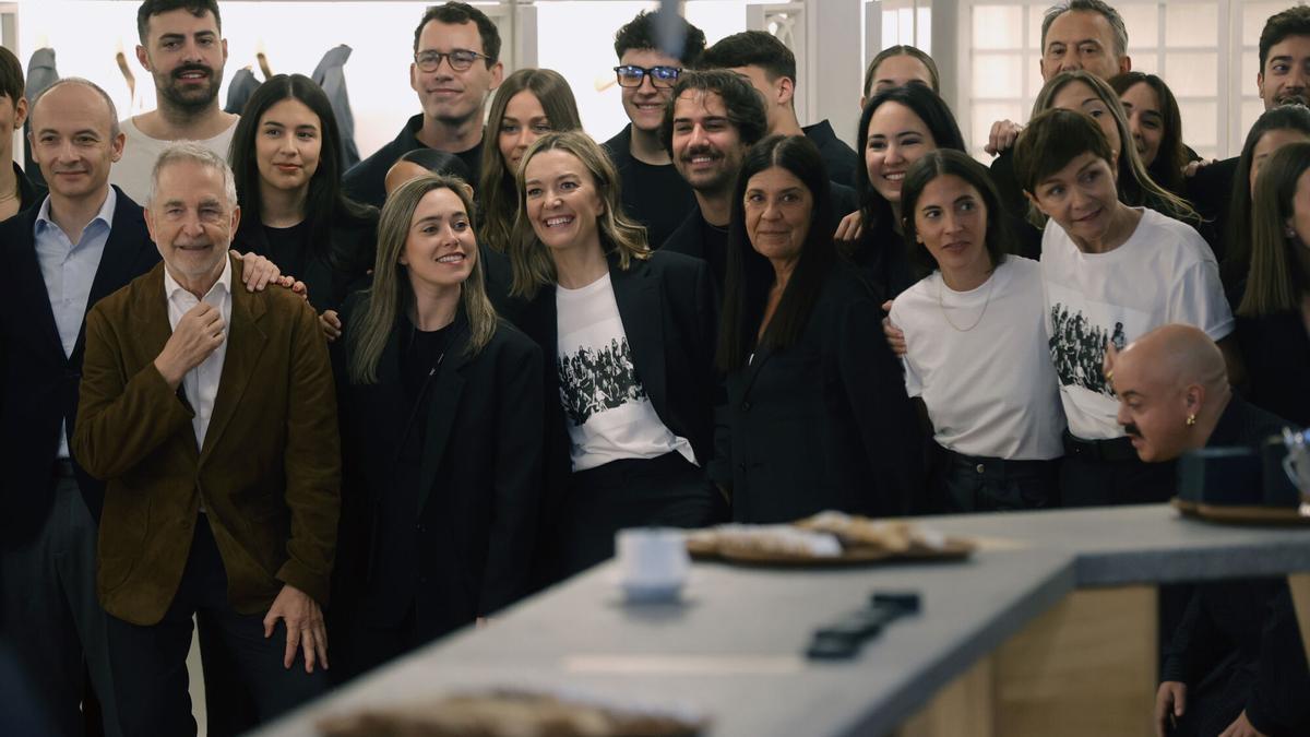 La presidenta de Inditex, Marta Ortega (4i) y el consejero delegado, Óscar García Maceiras (i), este viernes, 9 de mayo, en la que fue la primera tienda de Zara, situada en la céntrica calle de Juan Flórez de A Coruña.