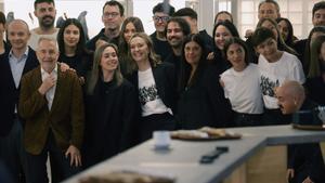 A CORUÑA, 09/05/25.- La presidenta de Inditex, Marta Ortega (4i) y el consejero delegado, Óscar García Maceiras (i), en el primero de los actos que tiene lugar con motivo del cincuenta aniversario de Zara este lunes, día en que se cumple esta efeméride en la primera tienda que abrió bajo este nombre en 1975, situada en la céntrica calle de Juan Flórez de A Coruña. EFE/Cabalar