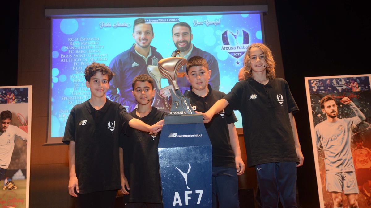 Los representantes de los cuatro equipos clasificados en la fase previa junto al trofeo más deseado.