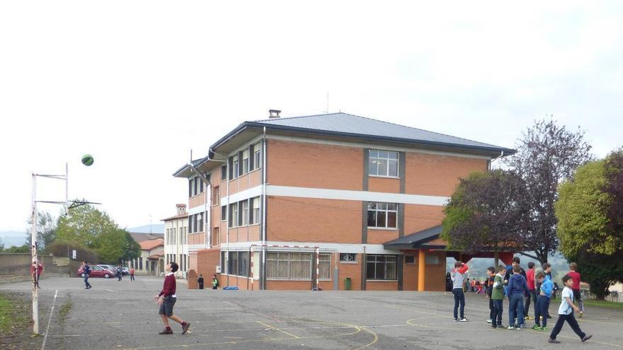 Los padres del colegio de San Cucao afectado por un brote de gastroenteritis afirman que hay 5 niños ingresados y culpan al agua