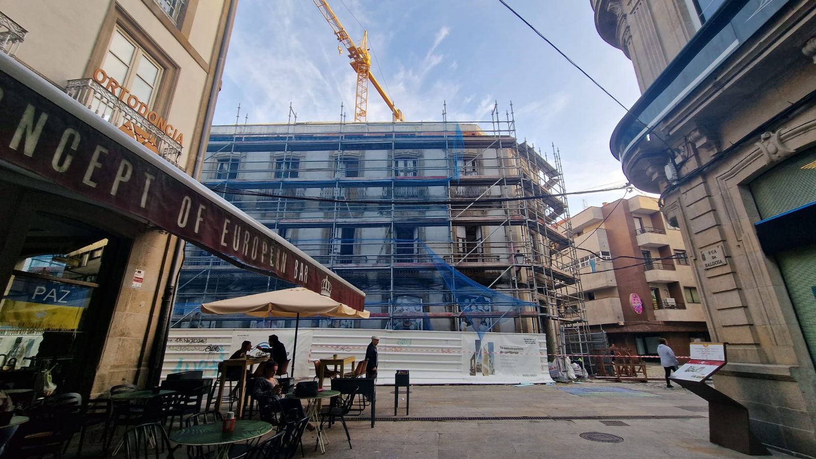 Así se desmontan los andamios en el edificio protegido del centro de Vilagarcía, cuya reconstrucción está a medias y fue paralizada por el Concello hace un año.