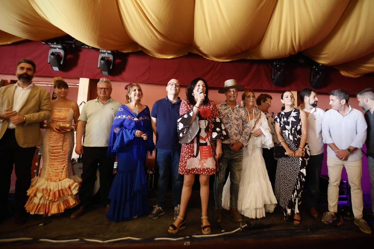 Peñas y el PSOE brindan en un caluroso sábado de Feria
