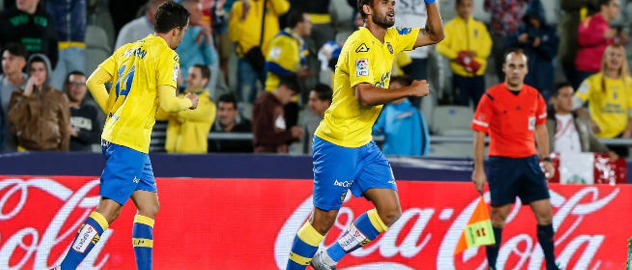 Willian celebra su tanto, en el minuto 93, con la grada de Tribuna, ayer, en el Estadio de Gran Canaria