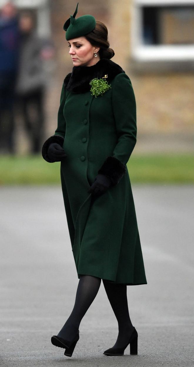 Kate Middleton con abrigo y tocado de color verde