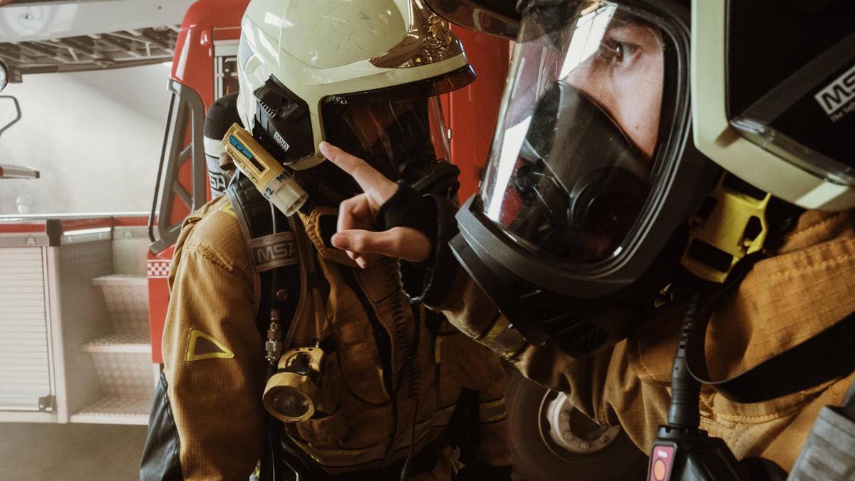 Simulacro de incendio en la planta de Son Reus: Los bomberos sofocan las llamas de fuego real y rescatan a unos pasajeros atrapados en el tren