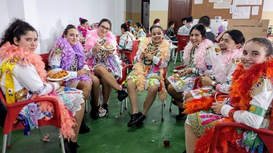 Madamas recuperan fuerzas tras una sesión de baile.  | // FDV