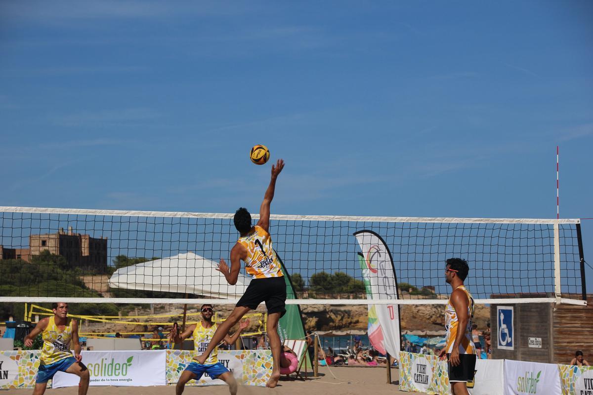 Acció de joc de la prova de vòlei platja a Tarragona celebrada l’any 2023