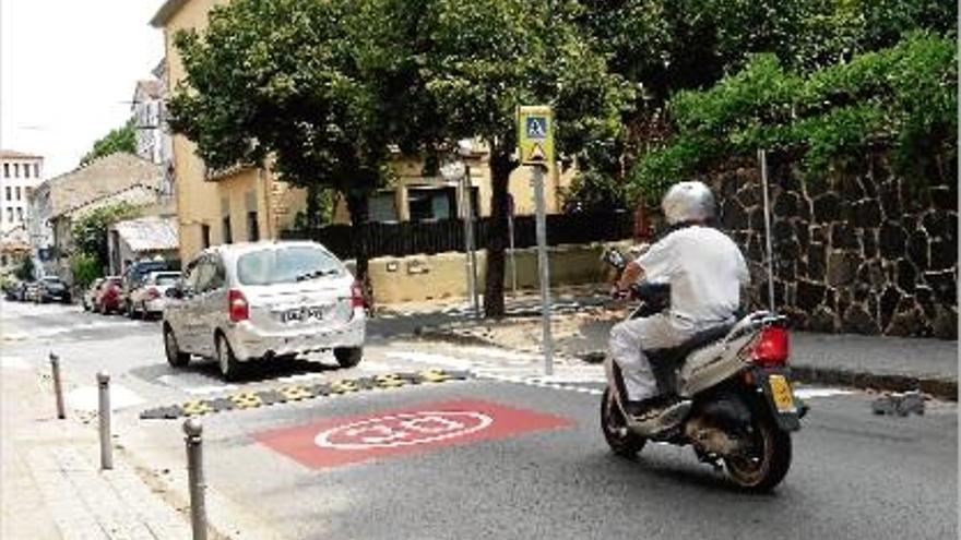 Un cotxe i una moto al pas de vianants amb alentidors instal·lat fa pocs dies.