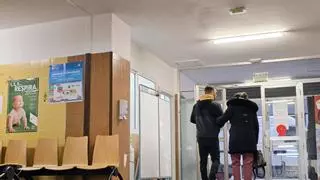 Baja la verja el centro de salud que cedió la luz de la sala de espera para atender consultas