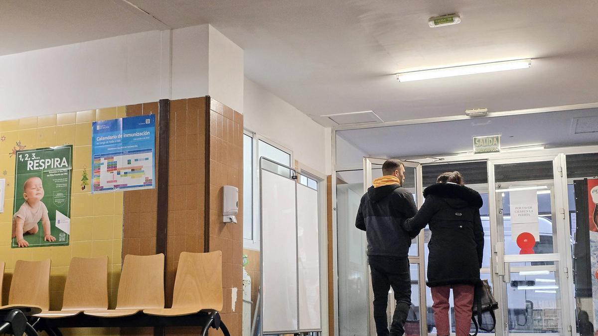 Baja la verja el centro de salud que cedió la luz de la sala de espera para atender consultas