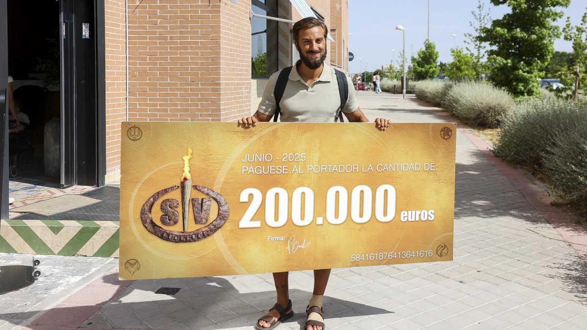Borja con el cheque de 200.000€