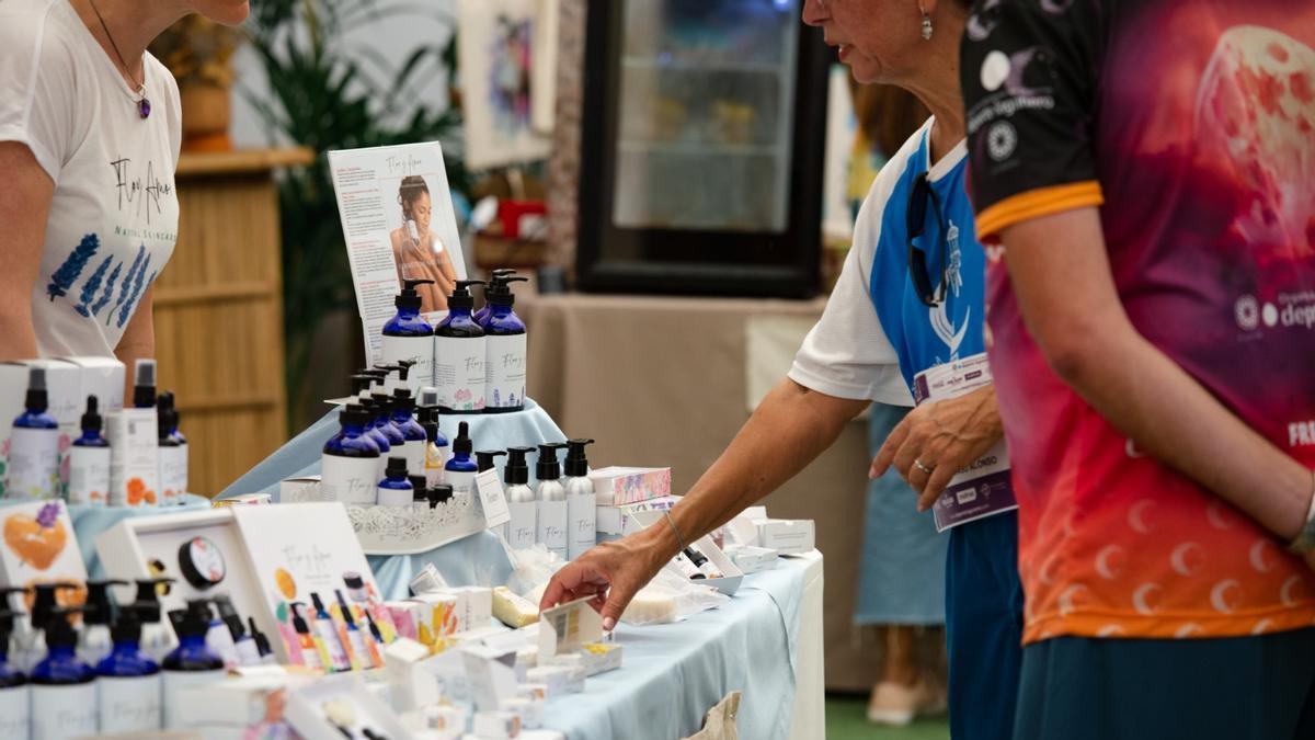Clientes mirando un puesto de productos elaborados en Canarias.