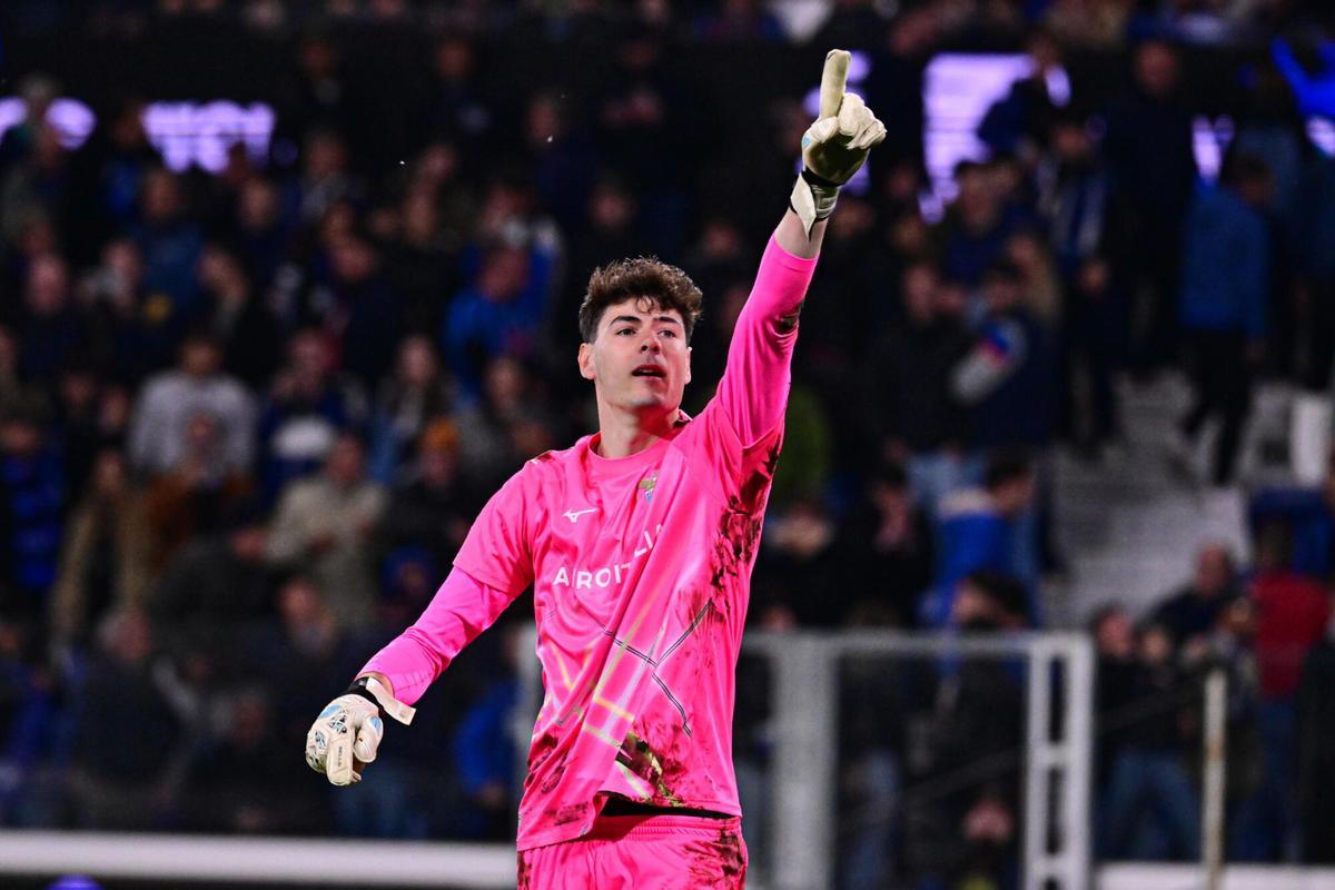 Edoardo Motta, de la Lazio, celebra su clasificación a la final de la Coppa Italia