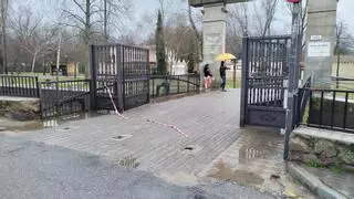 Plasencia cierra parques y paseos por la lluvia y rompen el precinto de uno para acceder