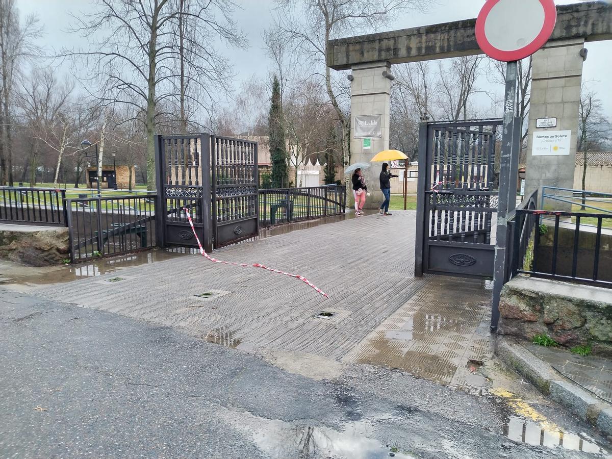 Plasencia cierra parques y paseos, pero el precinto de La Isla aparece roto.