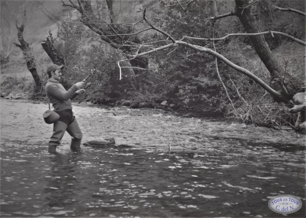 Una de las imágenes antiguas rescatadas por el Tous pa Tous. Es el pescador José Antonio Ramos en el río Aviouga.