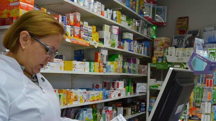 Una farmacéutica, con la receta electrónica de un usuario.