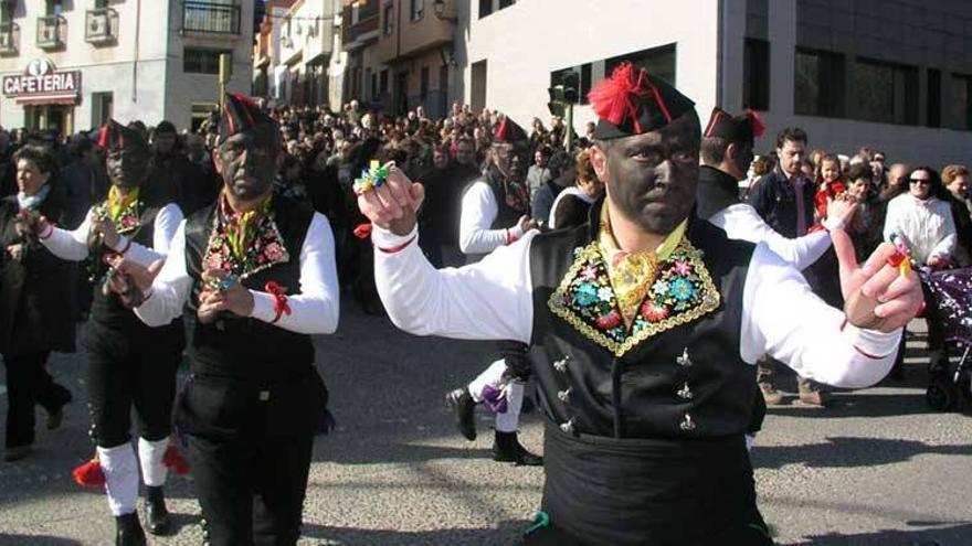 Los Negritos de Montehermoso bailan a San Blas bajo el sol