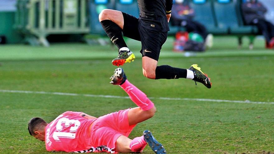 Griezmann, invisible en el juego del Barcelona, salta a Edgar Badia, el mejor de los franjiverdes.