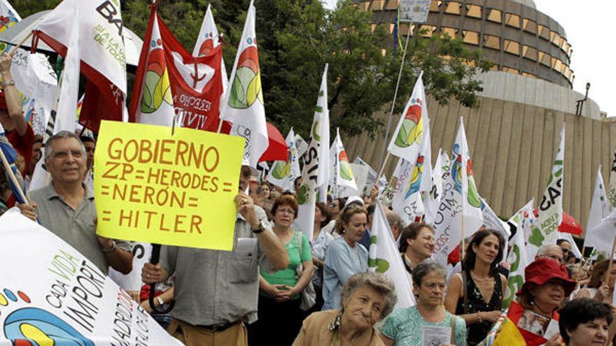 Cientos de personas, convocadas por distintas organizaciones antiabortistas, se concentraron  frente a la sede del Tribunal Constitucional para rechazar la ley del aborto, vigente desde hace 25 años, el 3 de julio del 2010.