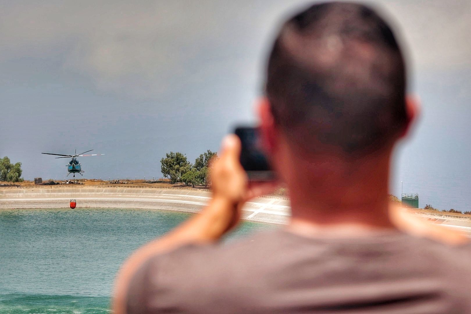 Recarga del helicóptero que lucha contra el incendio de Tenerife en una balsa de Los Realejos