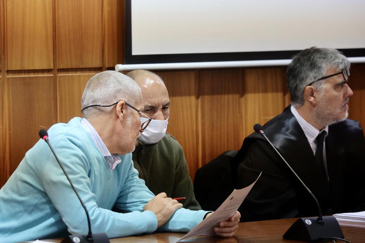 Abdelghani E., con mascarilla, en el banquillo de la Audiencia Provincial de Murcia junto a su traductor.