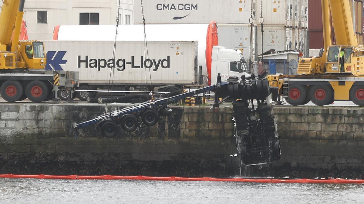 Así fue el rescate del camión que cayó al mar en el puerto de Vigo.