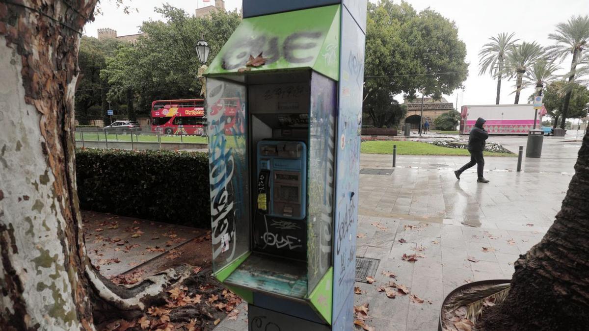 Imagen de ayer de una cabina telefónica instalada en el centro de Palma.