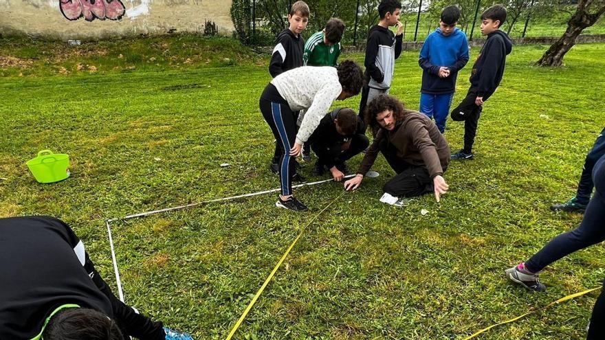 Los alumnos de los colegios de Grado, durante el primer día de excavación arqueológica en el barrio de El Casal. | LNE