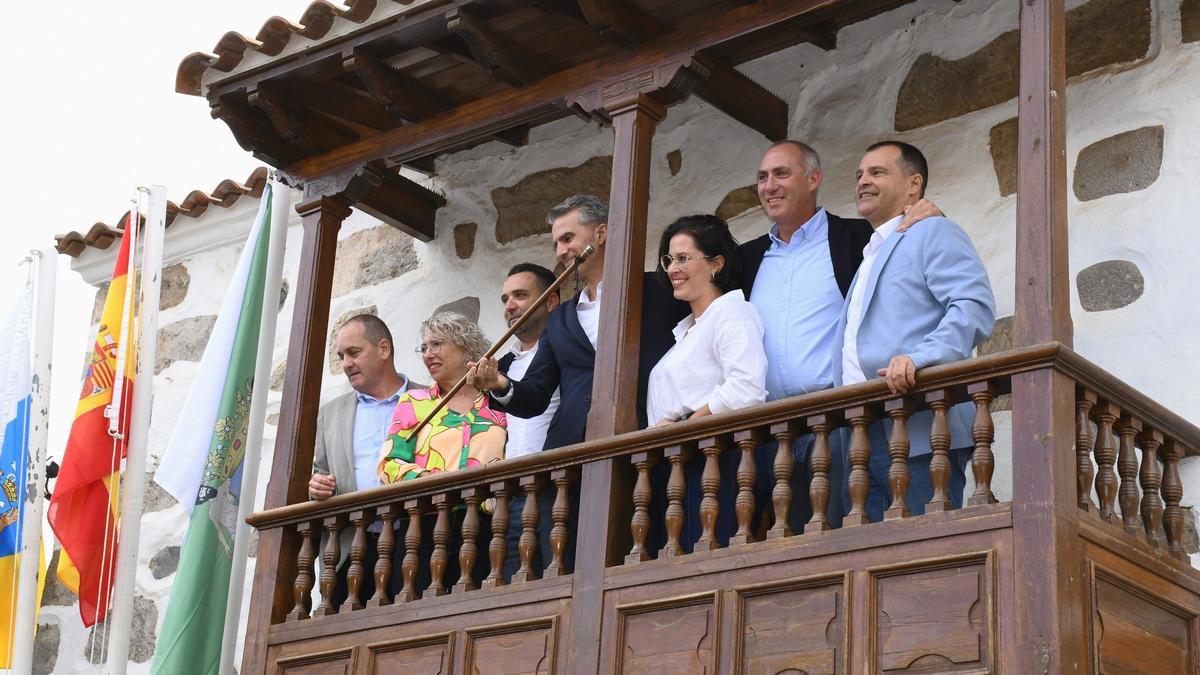 Ibán Medina, Inmaculada García, Cristian Suárez, Juan Carlos Hernández, Lucía Melián, Víctor Navarro y Armando Suárez en el balcón del Ayuntamiento tras prosperar la moción de censura.