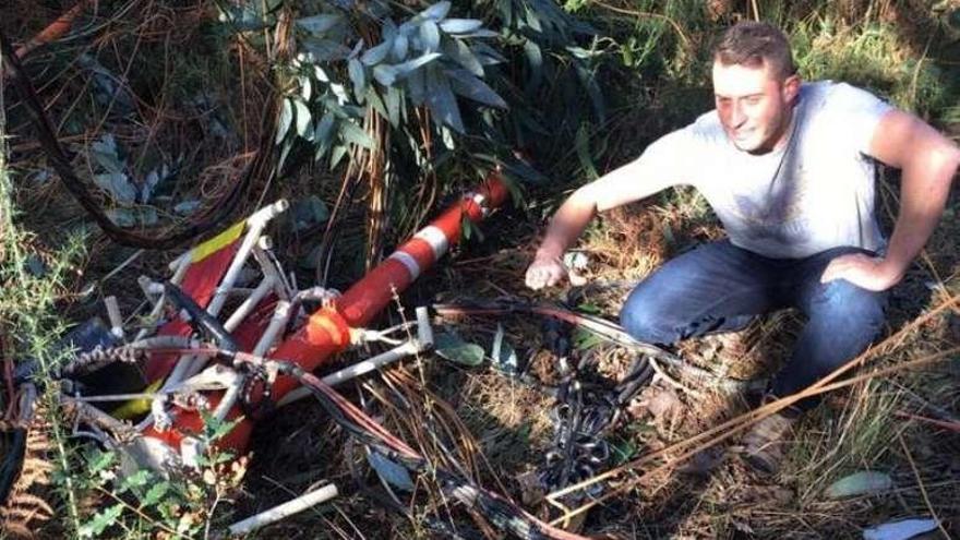 Estructura metálica que cayó en un monte de Boqueixón.