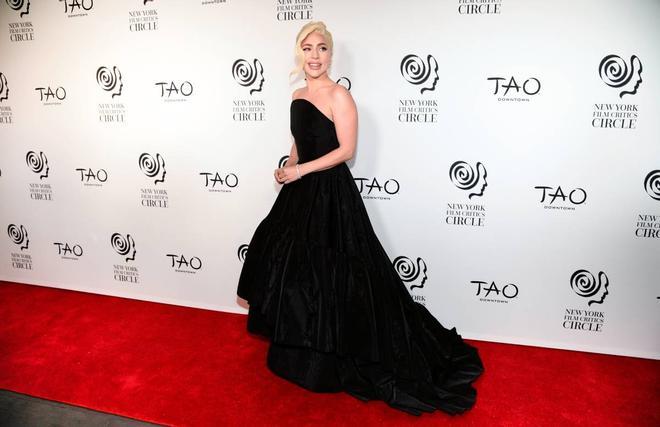 Lady Gaga con vestido negro de Jason Wu