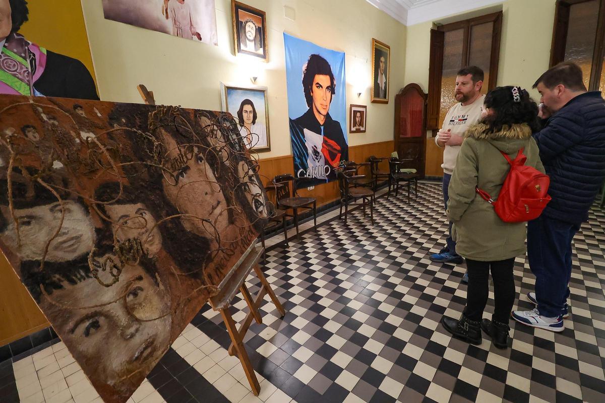 El presidente atiende una visita a la sede del club, que alberga un millar de piezas sobre Camilo Sesto