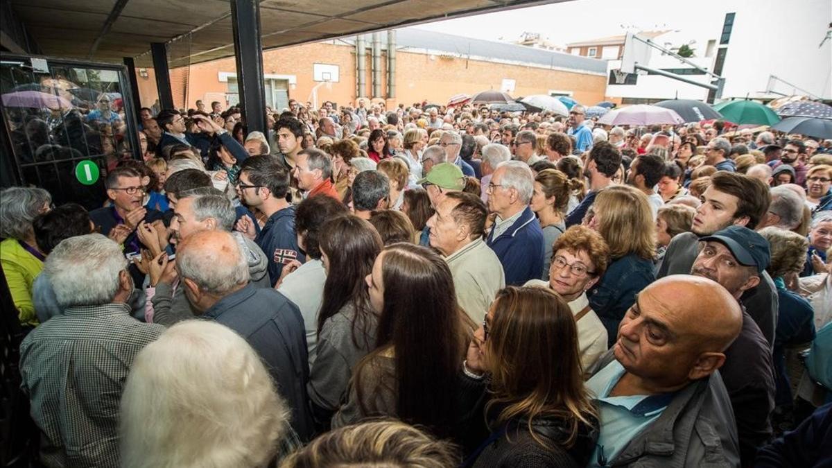 Votantes del referéndum ante la Escola Industrial de Sabadell.