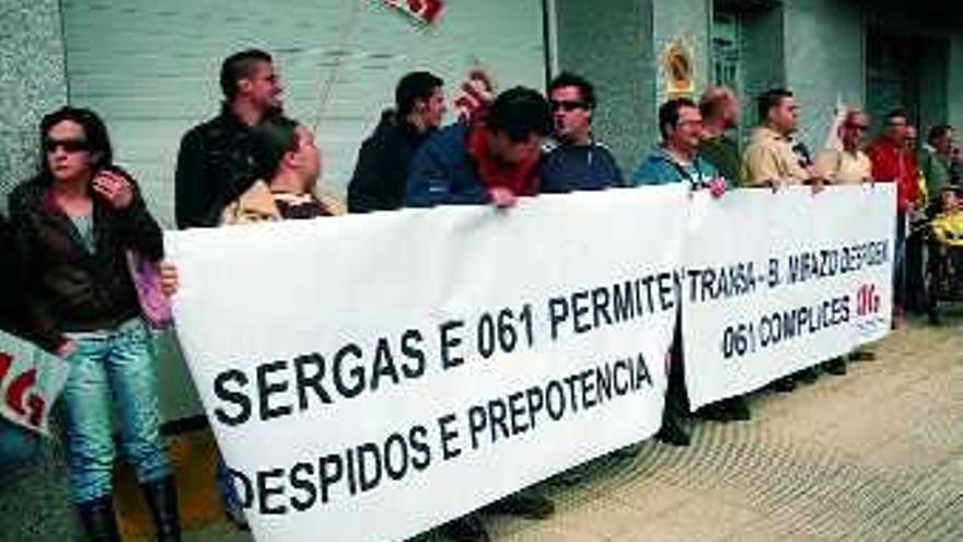 Trabajadores de ambulancias de Pontevedra concentrados ante su base en la calle Pintor Laxeiro. / rafa vázquez