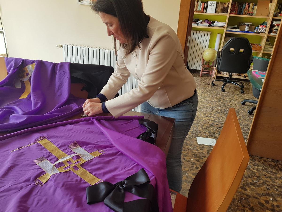 Blanca Ribelles, colocando crespones negros.